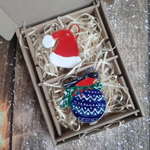 Komplet zawieszek, czapka czerwona i ptaszek na bombce<br> 2 szt.